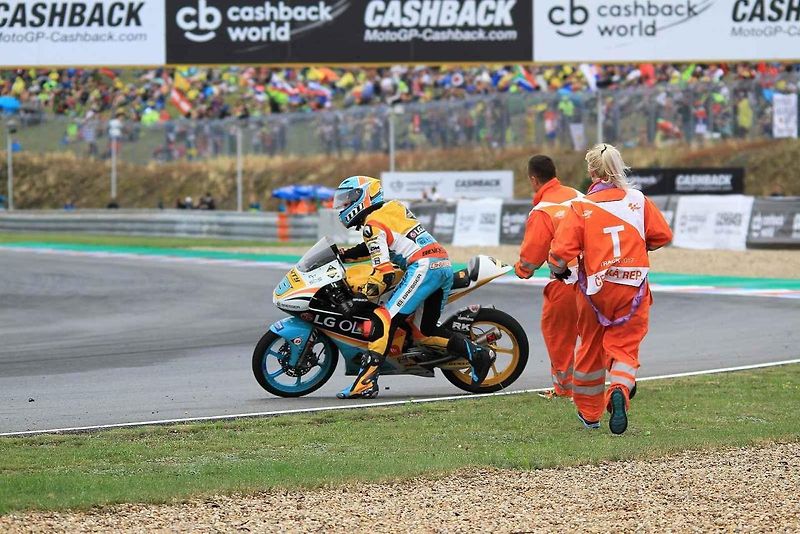 Kristýna Bíla je jednou z traťových komisařek na brněnském okruhu. Na snímku s motocyklovou legendou Valentinem Rossim.