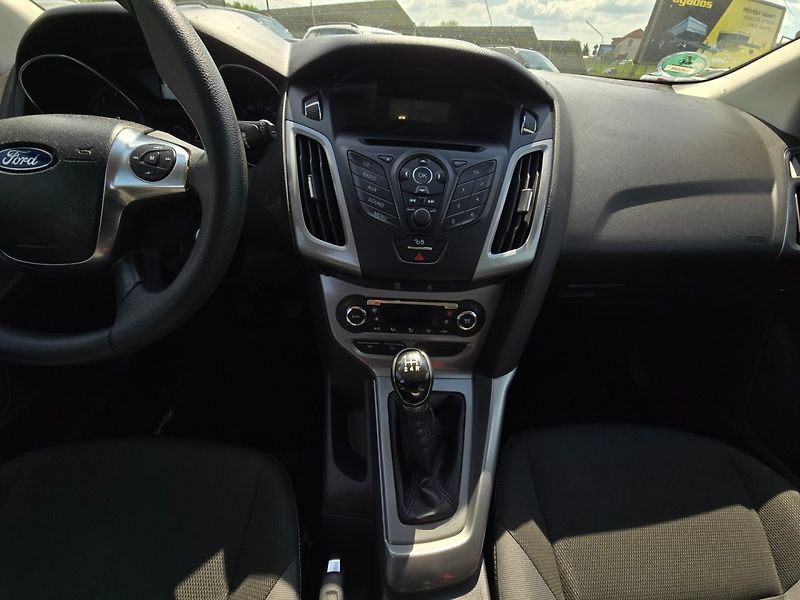 Ford Focus (2011) 1.6i 77KW garance km - fotka 15 z 25