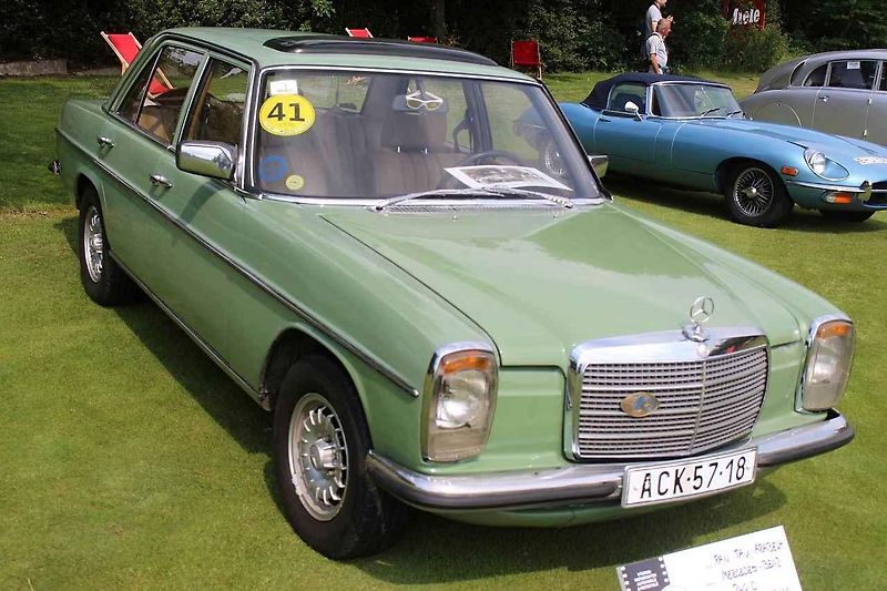 Výstava Automobilové klenoty se konala na golfovém hřišti v Praze Hostivaři