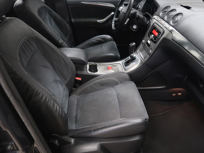 Ford S-MAX 2,0 TDCi 96KW AT Titanium - fotka 13 z 31