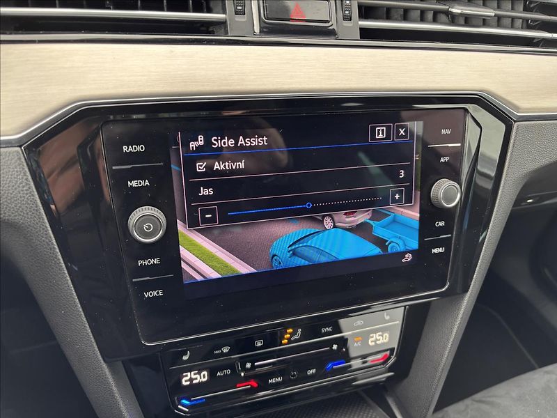 Volkswagen Passat 2,0 TDI R-Line 140kW - fotka 44 z 47