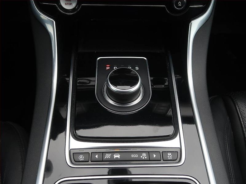 Jaguar XF (2018) 20d, Automat, Kůže, Navi - fotka 13 z 19