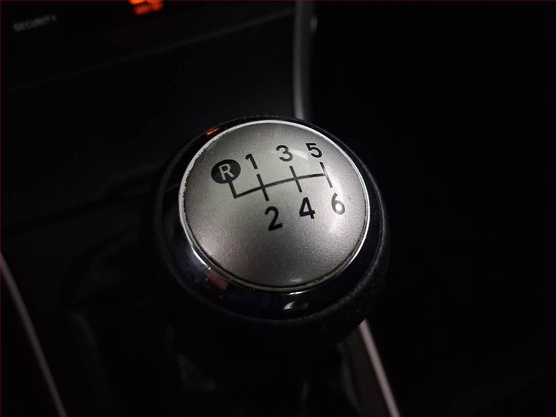 Toyota Corolla (2009) 1.3 Dual VVT-i, Vyhř. sedaček - fotka 13 z 16