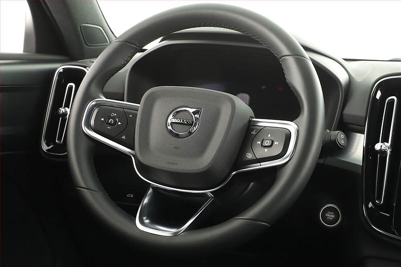 Volvo XC40 (2022) B3 - fotka 18 z 20