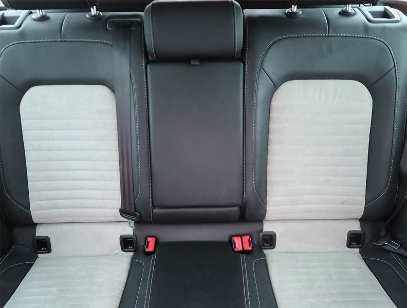 Volkswagen Passat (2018) 2.0 TDI, Automat, Serv.kniha - fotka 10 z 20