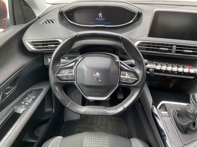 Peugeot 3008 (2017) 1.2 PT, Active, TZ, navi - fotka 11 z 18