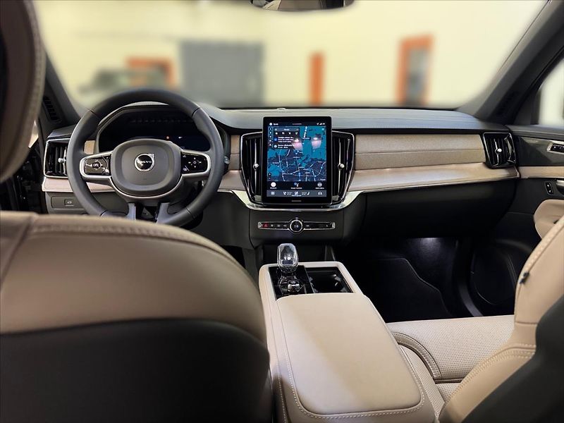 Volvo XC90 (2025) 2,0 B5 AWD Dark Plus 2132 - fotka 10 z 15