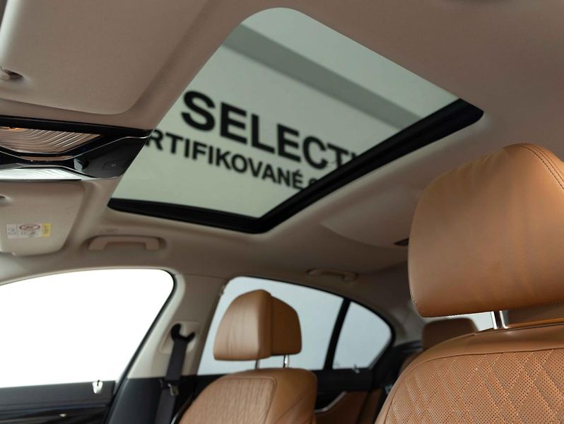 BMW Řada 7 740d xDrive - fotka 21 z 22
