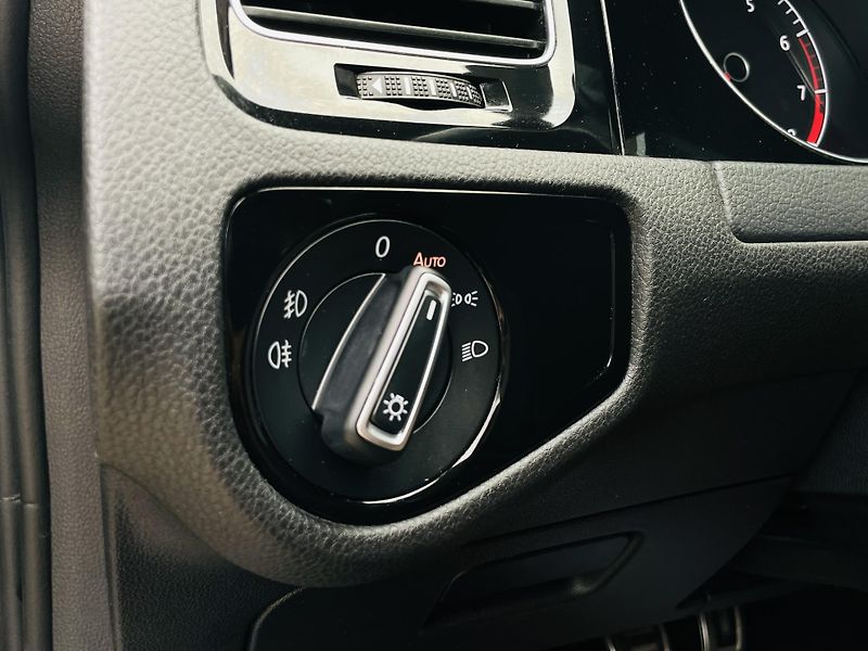 Volkswagen Golf 1.0TSI MANUÁL VÝHŘEV TAŽNÉ  - fotka 29 z 38