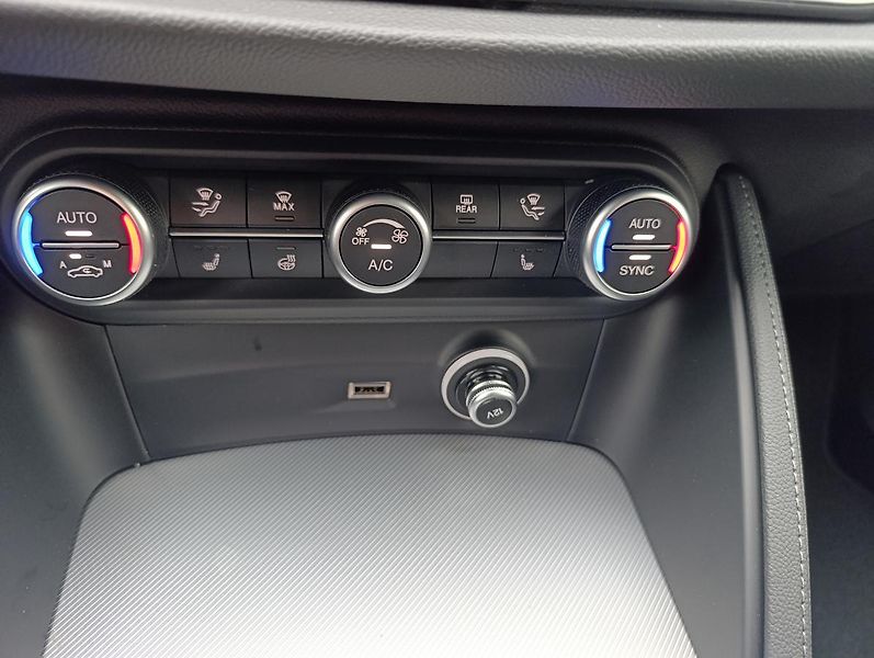 Alfa Romeo Stelvio Veloce 2,0 Turbo 280k AWD - fotka 21 z 32