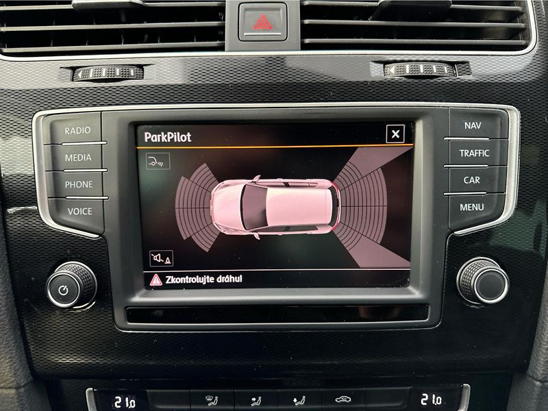 Volkswagen Golf Perfomace 2.0TSI 169 KW - fotka 17 z 25