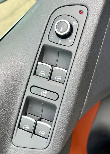 Volkswagen Tiguan (2010) DSG R-LINE VÝBAVA NIZKY NAJEZD - fotka 20 z 35
