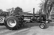 Na historickém snímku je jeden z účastníků soutěže Pulling v roce 1976, kdy se začaly používat traktory s více motory.