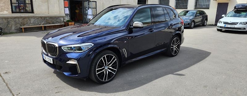 BMW X5 (2020) M50d SERVIS TAŽNÉ ČR IDIVIDUAL - fotka 2 z 48