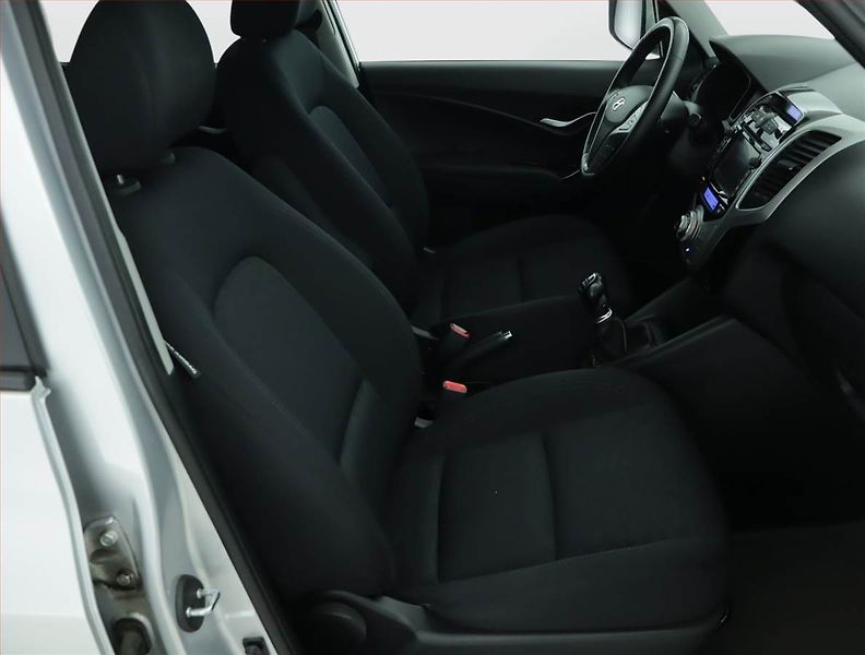 Hyundai ix20 (2015) 1.6 CVVT, Navi, Tempomat - fotka 9 z 16