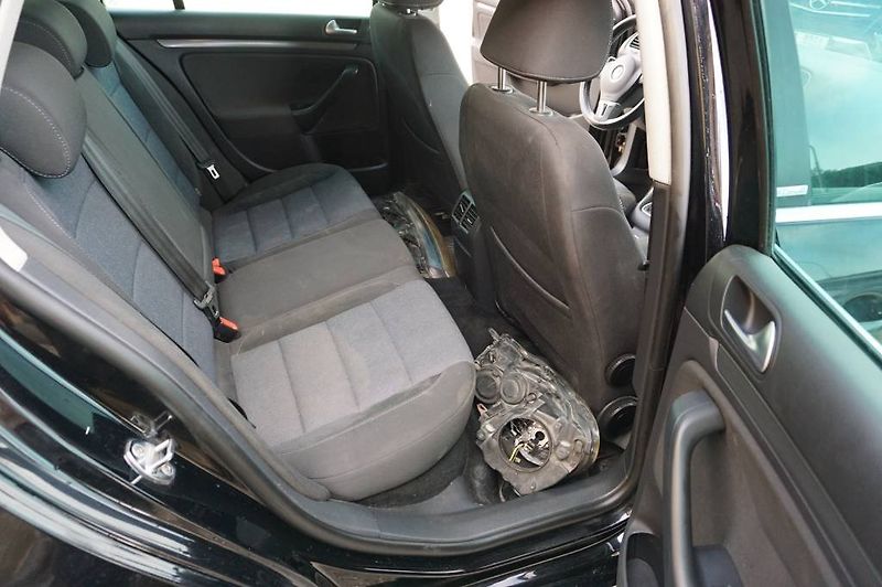 Volkswagen Golf Variant (2011) 2,0 - fotka 13 z 25