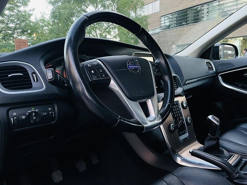 Volvo V40 2.0D3 MANUÁL CROSS SERVISKA  - fotka 26 z 43