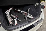 Kufr je připraven na dvě elektrické koloběžky