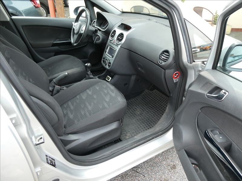 Opel Corsa 1,4 16V 74kW, drobné vady laku - fotka 21 z 42