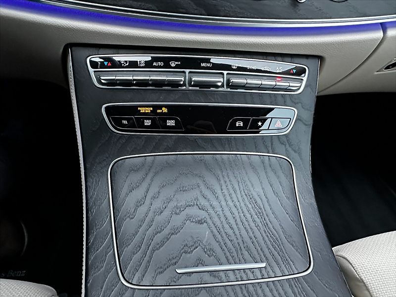 Mercedes-Benz Třídy E 2,0 220D 143kW - fotka 28 z 44