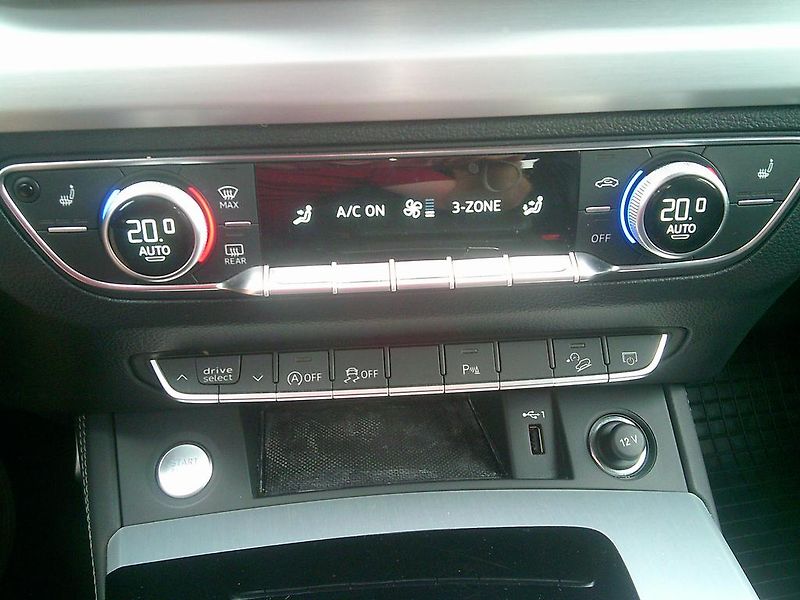 Audi Q5 (2023) 2.0 TDi  S LINE 40  150kW - fotka 15 z 16