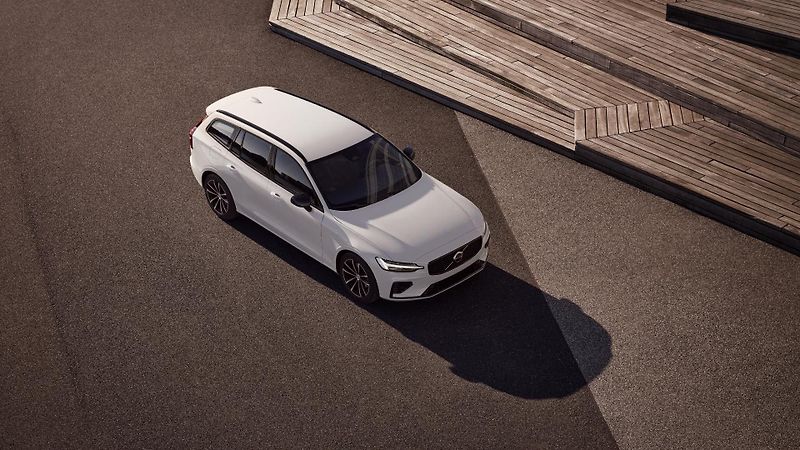 Volvo V60 (2026) T6 AWD Plug-in DARK PLUS - fotka 2 z 11