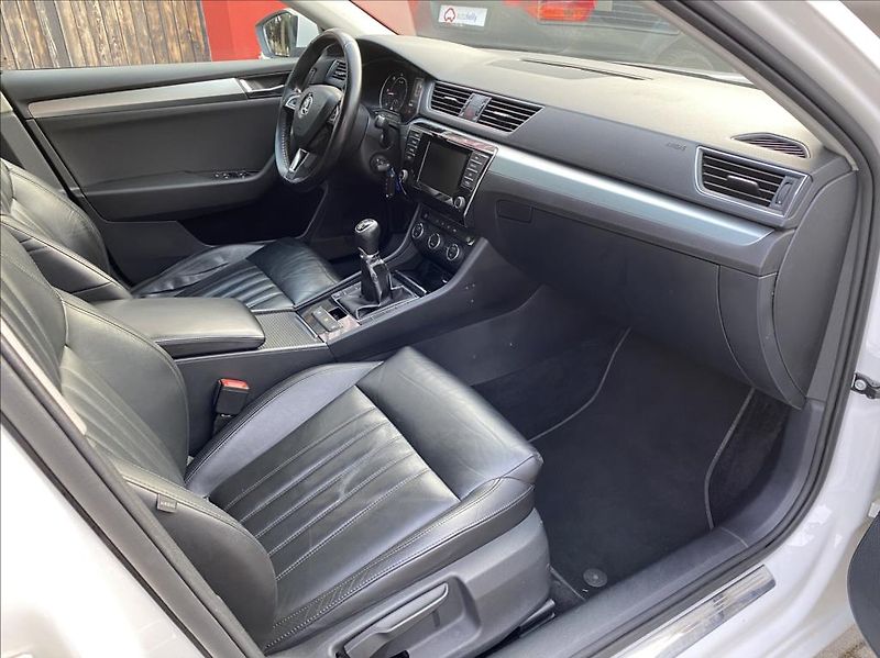 Škoda Superb 2,0 TDI  Ambition / NAVI - fotka 23 z 41