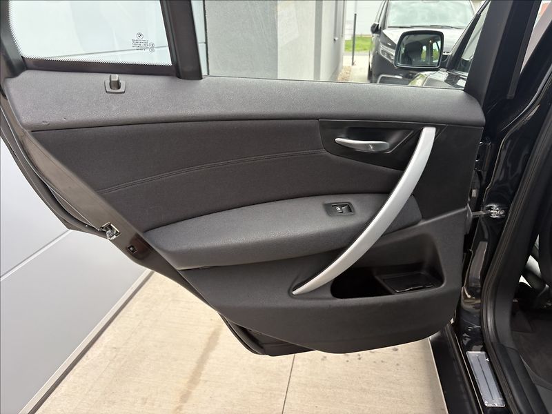 BMW X3 2,0 Č.R servisovano 6MT - fotka 23 z 31