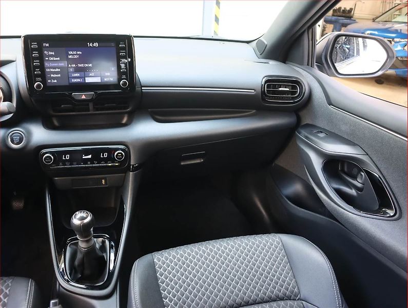 Toyota Yaris (2021) 1.5 VVT-i, Serv.kniha, Kůže - fotka 8 z 17