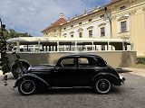 Historické autobusy se sjely do Slavkova. Obdivovali je lidé v zámeckém parku.