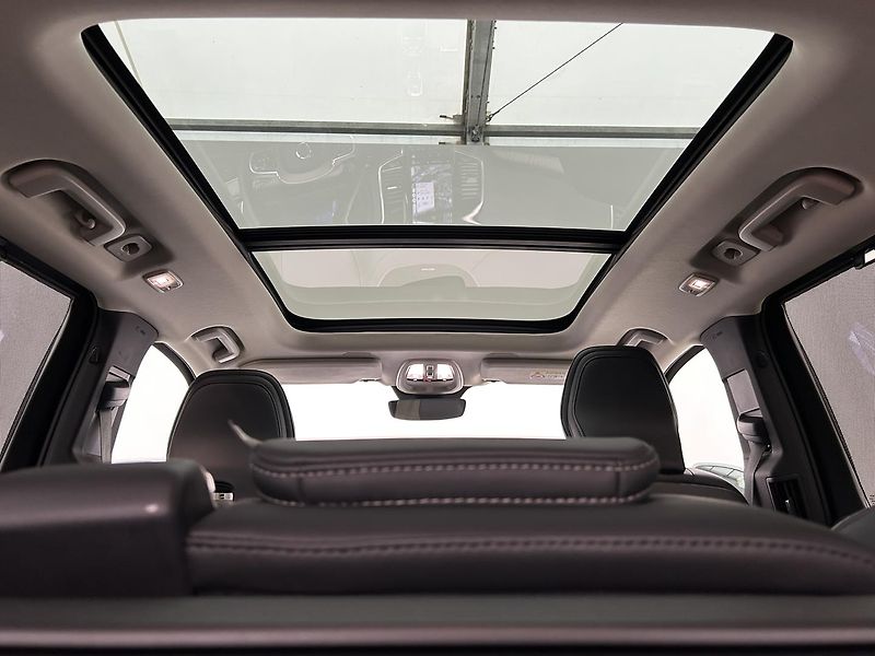 Volvo XC90 2.0 B5 4x4 Plus - fotka 27 z 32