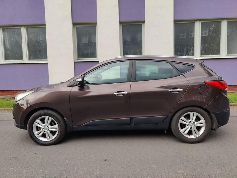 Hyundai ix35 2,0 CRDi 4WD + pneu  - fotka 2 z 25