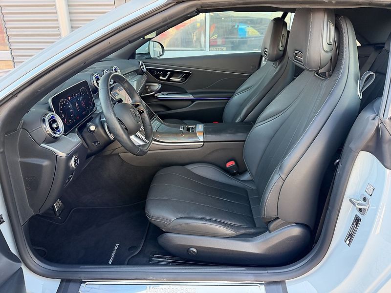 Mercedes-Benz CLE 300 4MATIC AMG Cabrio - fotka 15 z 35