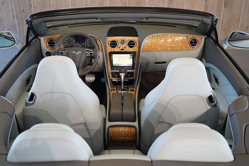 Bentley Continental GTC Mulliner, Masáže, Ventilace - fotka 50 z 52