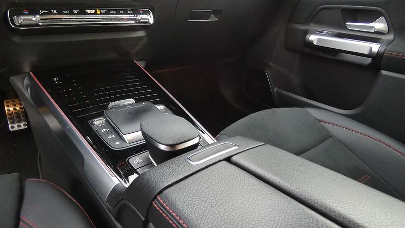 Mercedes-Benz GLB 35 4MATIC AMG - fotka 6 z 23
