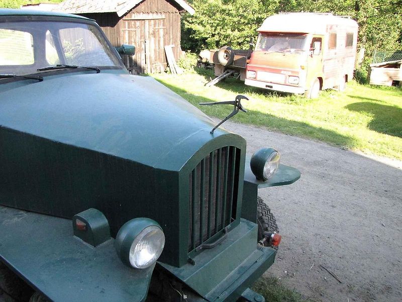 Šestikolka je složena ze tří aut, Trabantu, Škodovky a rumunského automobilu ARO.