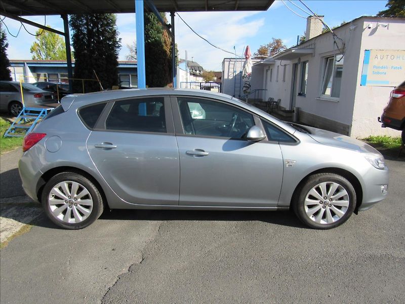 Opel Astra 1,4 Turbo 103kW - fotka 8 z 32
