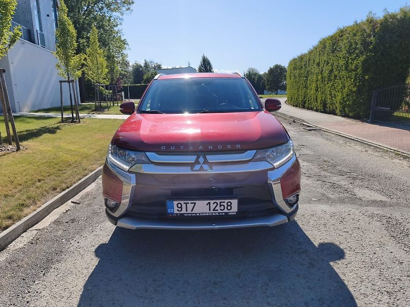 Mitsubishi Outlander (2015) - fotka 29 z 38