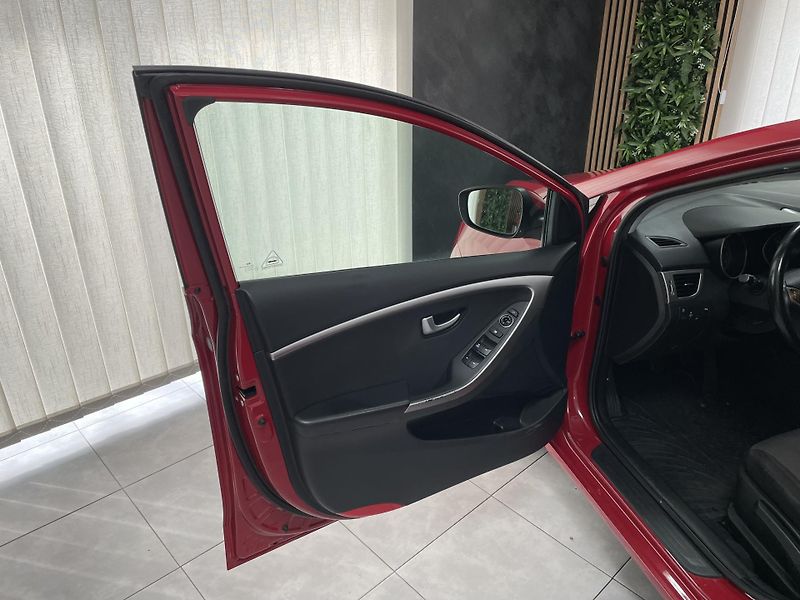 Hyundai i30 1.6 i 16V ČR SERVISKA DIGIAC  - fotka 18 z 26