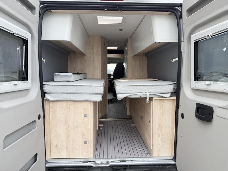 Clever Vans (2026) Runner 636 2026 - fotka 7 z 14