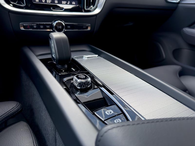 Volvo V60 B4 FWD // PLUS DARK + kola - fotka 24 z 54