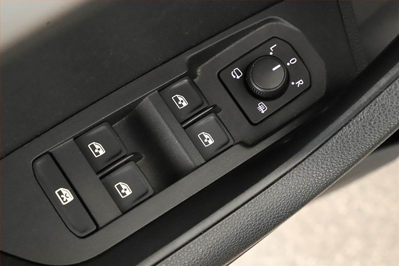 Škoda Karoq (2020) 1.6 TDI, Automat, Navi - fotka 20 z 21