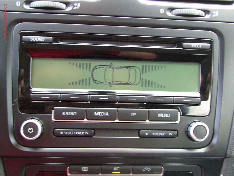 Volkswagen Golf (2009) 2.0 TDi, AC, výhřev sed - fotka 14 z 17