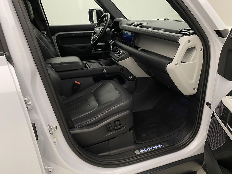 Land Rover Defender 110 P400 HSE AWD AUT REZERVACE - fotka 23 z 49
