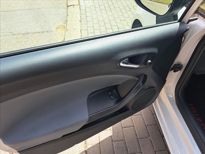 Seat Ibiza 1,2 i - fotka 18 z 41