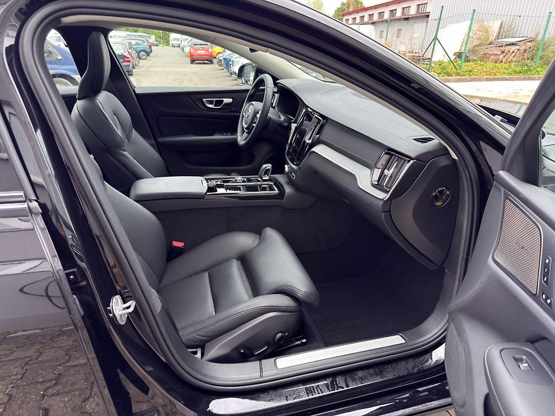 Volvo S60 T8 AWD ULTIMATE DARK // 335 kW - fotka 15 z 39
