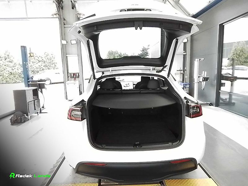 Tesla Model Y (2023) Berlín | LFP | Tažné 1600kg - fotka 4 z 11