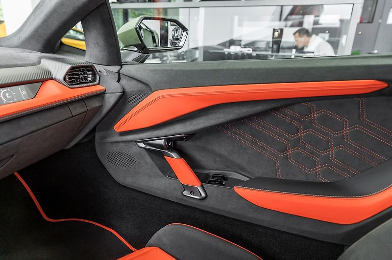 Lamborghini Revuelto - fotka 22 z 27