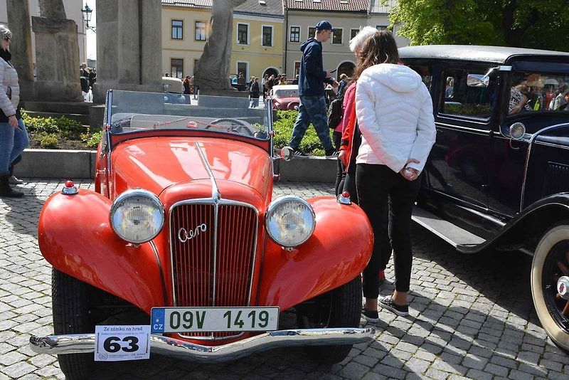 Stovka nablýskaných motocyklů a automobilů předválečné a meziválečné éry vyrazila v neděli z Horního náměstí v Přerově na spanilou jízdu regionem. Nejstarší účastnicí byla osmaosmdesátiletá Libuše Šulcová, která na trasu vyrazila na motocyklu BSA 770 se s