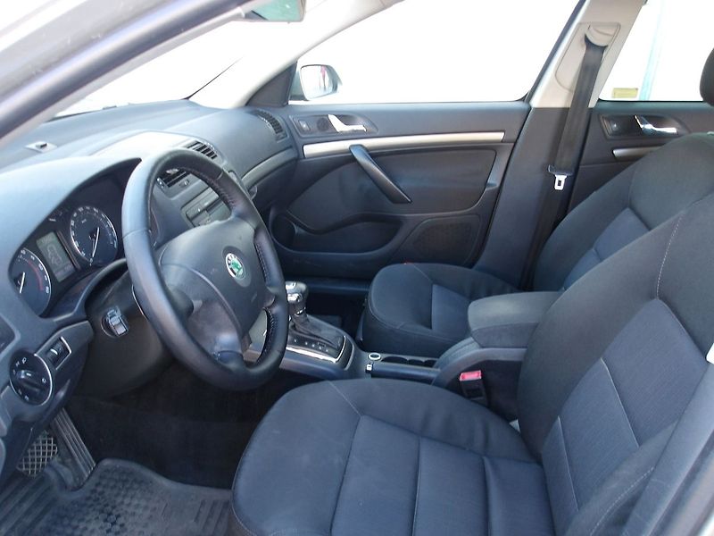 Škoda Octavia 2,0TDi DSG !!! ČR 2.MAJITEL ! - fotka 17 z 43